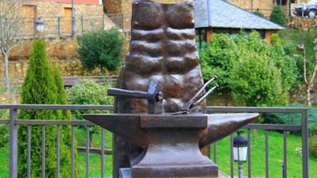 Paseo por las esculturas de los Ferreiros de los Oscos